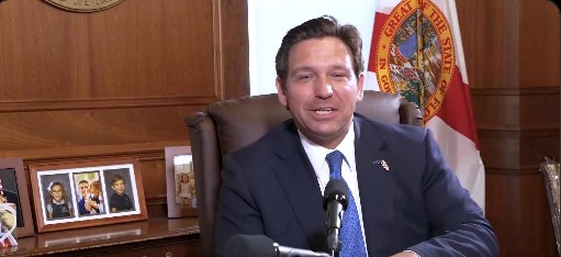 DeSantis firmó proyecto de ley que ampliará restricción al uso de celulares en las escuelas