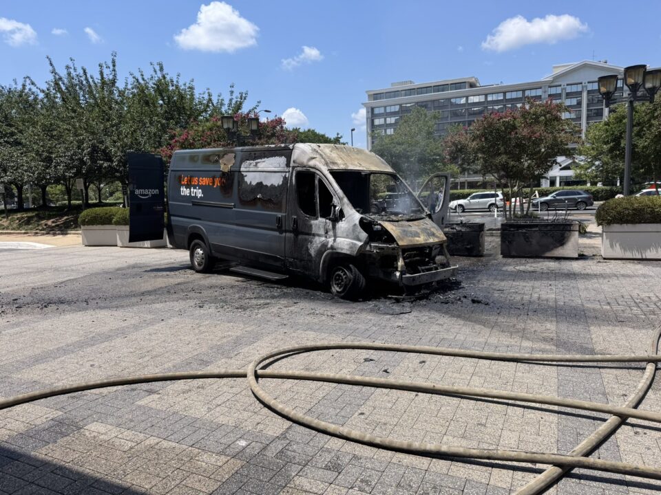 Motor defectuoso provoca incendio de furgoneta en Virginia: autoridades descartan explosión