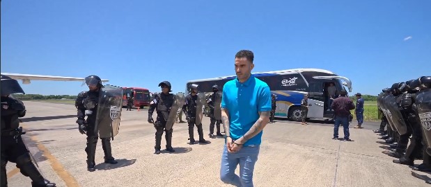 Bukele ironiza sobre “repentina enfermedad” de venezolano liberado del CECOT tras llegar a Venezuela